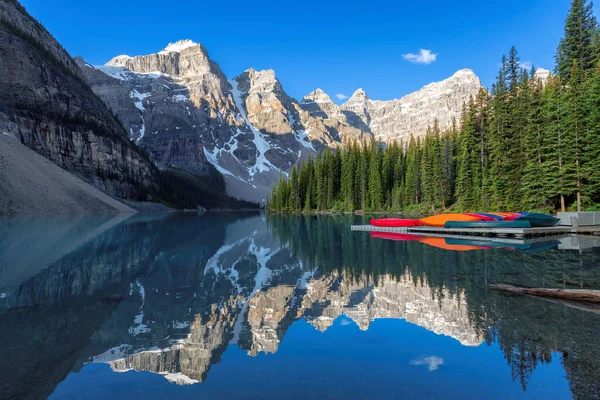 Beautiful Sunrise Moraine Lake Snow Covered Peaks Rocky Mountains Banff — Foto Stock