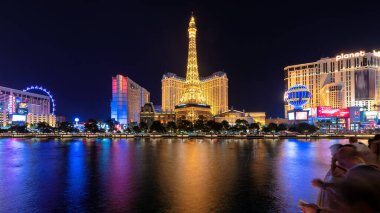 Las Vegas şeridi Nevada, Las Vegas 'ta gece görüldüğü gibi. Las Vegas dünyanın en iyi turizm merkezlerinden biridir.. 