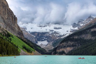 Dağlarda kar yağışı olan Louise Gölü Rocky Dağları, Banff Ulusal Parkı, Kanada.