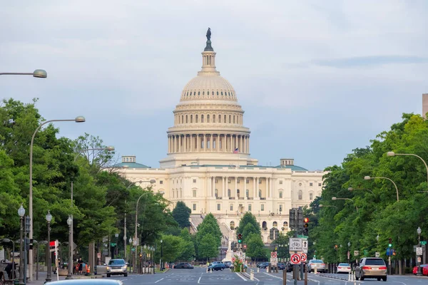 米国ワシントンDcのペンシルバニア アベニューとキャピトル ビルの夕景 首都はワシントンDcで有名なアトラクションです — ストック写真