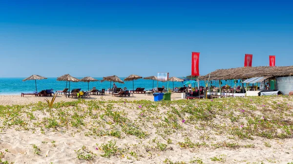 Playa Tropical Con Sombrillas Sillones Café Playa Playa Tropical Soleada —  Fotos de Stock
