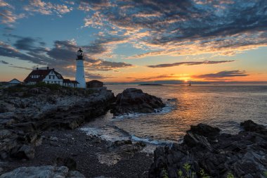 Portland Deniz Feneri, Cape Elizabeth, New England, Maine, ABD 'de gün doğumunda. En ikonik ve en güzel deniz fenerlerinden biri.. 