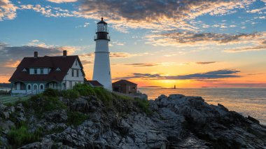 Portland Deniz Feneri, Cape Elizabeth, New England, Maine, ABD 'de gün doğumunda. En ikonik ve en güzel deniz fenerlerinden biri.. 