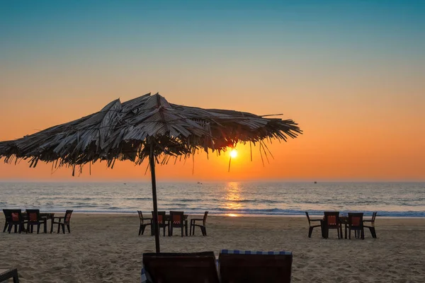 Festa Tropical Praia Ensolarada Pôr Sol Com Guarda Sóis Espreguiçadeiras — Fotografia de Stock