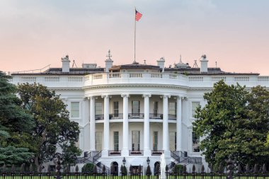 Washington 'daki Beyaz Saray yaz mevsiminde gün batımında, Washington DC, ABD