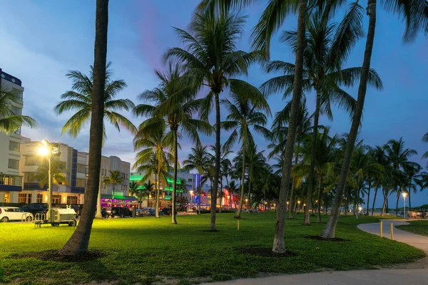 Miami Beach, Florida 'da gece hayatı. Ocean Drive' da gün batımında oteller ve restoranlar. Dünyaca ünlü bir yer..