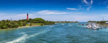 Güneşli bir yaz günü Florida 'da Batı Palm Beach County ve Jüpiter deniz fenerinin güzel panoramik manzarası.