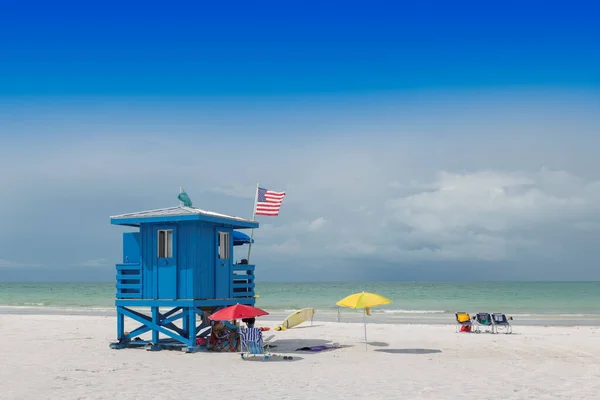 Siesta Key Sahili, Cankurtaran Evi. Güzel bir yaz günü, okyanus ve Florida 'da mavi bulutlu bir gökyüzü.
