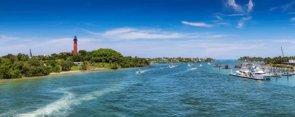 Güneşli bir yaz günü Florida 'da Batı Palm Beach County ve Jüpiter deniz fenerinin güzel panoramik manzarası.