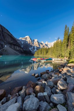 Moraine Gölü 'nde, Rocky Dağları, Banff Ulusal Parkı, Kanada' da karla kaplı tepeleriyle güzel bir gün doğumu..