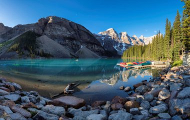 Güneş doğarken Moraine Gölü 'nün panoramik manzarası Rocky Dağları' ndaki Banff Ulusal Parkı, Alberta, Kanada.