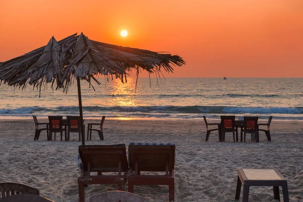 Sonnenuntergang Strandparty Goa Indien Sonnenschirm Und Liegestühle Bei Sonnenuntergang — Stockfoto