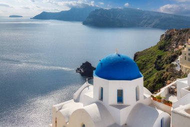 Santorini Yunan Adası, Oia kasabası, Santorini, Yunanistan 'daki mavi ve beyaz kubbeli kiliseler.