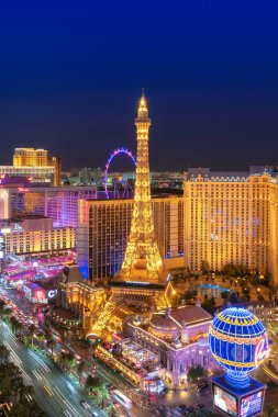 Las Vegas Strip Skyline Nevada 'da gece Las Vegas, Nevada' da görüldüğü gibi. Las Vegas dünyanın en iyi turizm merkezlerinden biridir.. 