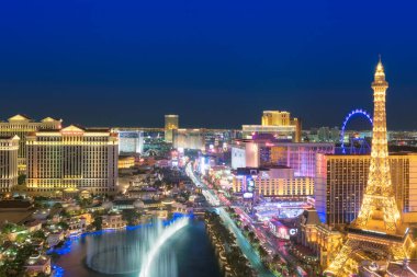 Las Vegas Strip Skyline Nevada 'da gece Las Vegas, Nevada' da görüldüğü gibi. Las Vegas dünyanın en iyi turizm merkezlerinden biridir.. 