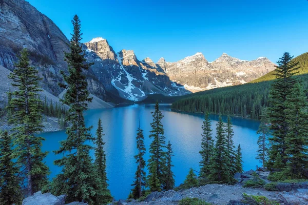 Ανατολή Ηλίου Στη Λίμνη Moraine Βραχώδη Όρη Καναδάς — Φωτογραφία Αρχείου