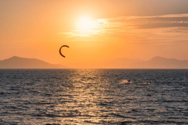 Ege Denizi 'nde gün batımında uçurtma sörfü, Bodrum kıyı şeridi Türkiye.