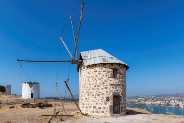 Güz güneşli gününde eski güzel yel değirmeni, Bodrum, Türkiye.