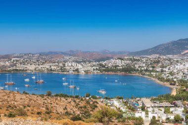 Bodrum silueti, Türkiye 'nin Bodrum kentindeki Ege Denizi' nde limanda yelkenli ve lüks yatlarla birlikte..