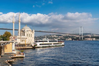 Ortakoy Camii ve İstanbul 'daki Boğaz Köprüsü ile Boğaz, Türkiye.