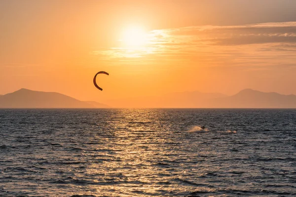 Kitesurfing Vid Solnedgången Egeiska Havet Bodrums Kust Turkiet — Stockfoto