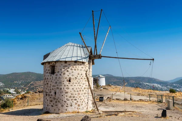 Güz güneşli gününde eski güzel yel değirmeni, Bodrum, Türkiye.