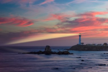 Sahilde günbatımı, deniz feneri, California, ABD güvercin işaret feneri