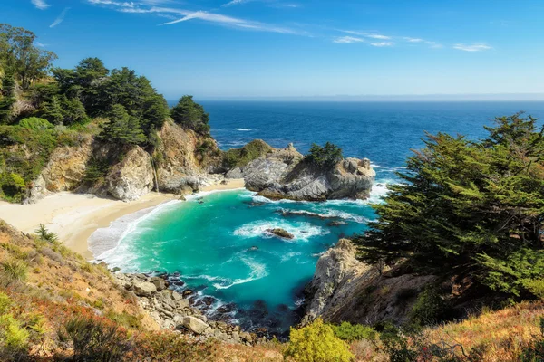 Beach and Falls, Julia Pfeiffer Beach, McWay Falls, Califórnia — Fotografia de Stock