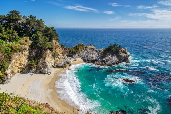 Beach and Falls, Julia Pfeiffer Beach, McWay Falls, California — Stock Photo, Image