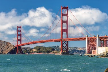 Deniz, kayalar ve Köprüsü Golden Gate