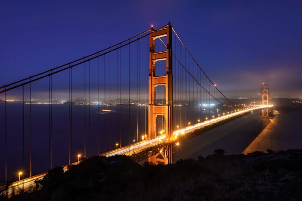 Noční osvětlení v Golden Gate bridge, San Francisco — Stock fotografie