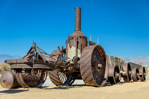 老蒸汽机车在沙漠中，死亡谷 — 图库照片