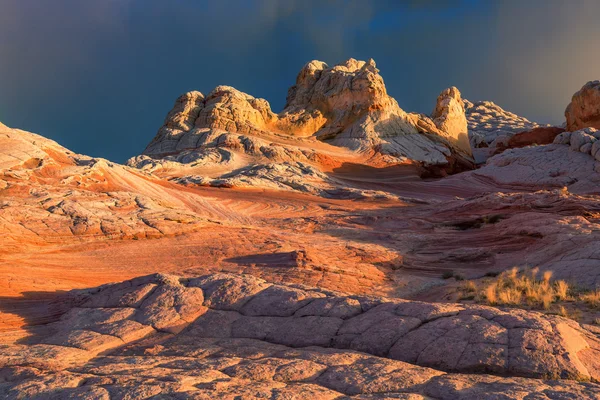 Altopiano in arenaria bianca e rossa, scogliere vermiglio . — Foto Stock