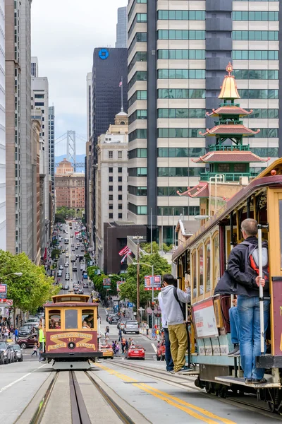 San francisco, ca, juli 2014, seilbahnverkehr in kalifornien st., san francisco, ca juli 2014. — Stockfoto