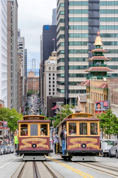 SAN FRANCISCO, CA, CIRCA JULIO 2014, Tráfico de teleféricos en California St., San Francisco, circa julio 2014 . —  Fotos de Stock