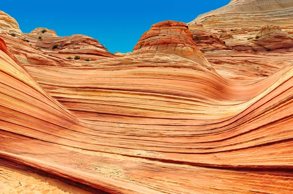 Berge aus rotem Sandstein in Form von Meereswellen. — Stockfoto