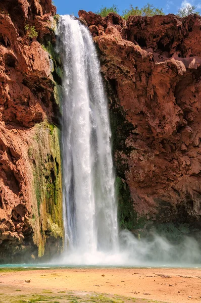 Wasserfälle in Felsen — Stockfoto