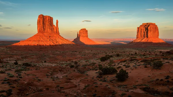 Monument valley west en Oost wanten butte utah Nationaalpark — Stockfoto