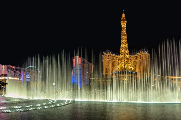 Las Vegas, NV - MARCH 26, 2015 - Bellagio Fountain and Paris hotel, Night illumination on Las Vegas Strip, Nevada,  March 26, 2015 — Stock Photo, Image