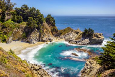 İyi plaj ve falls, Pasifik kıyısında, Julia Pfeiffer beach