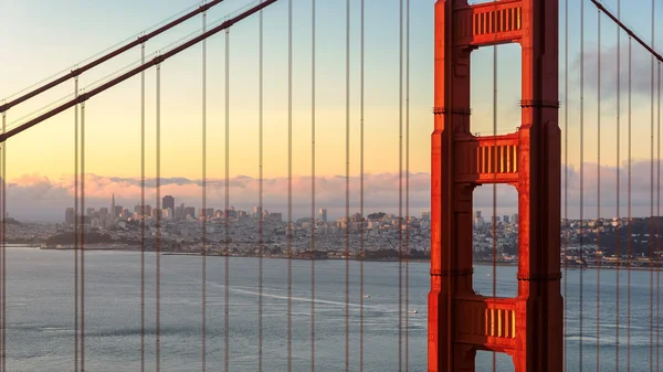 Восход солнца на мосту Золотые Ворота в Сан-Франциско — стоковое фото