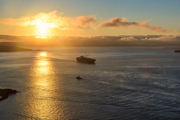 Krajina, loď při východu slunce — Stock fotografie