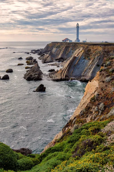 Lighthouse on the rock, Pacific Ocean — Stock Photo, Image