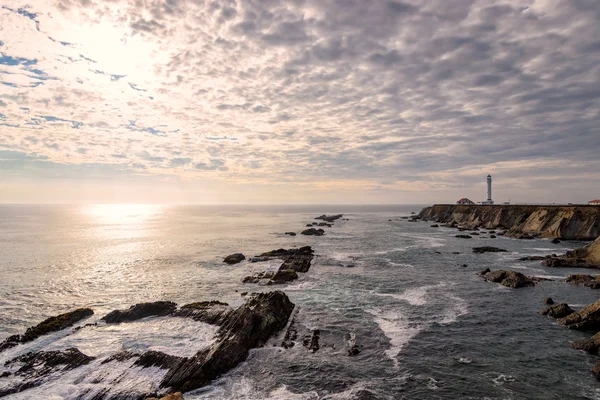Gün batımında, Pasifik Okyanusu sörf sıçramasına ile Arena deniz feneri gelin