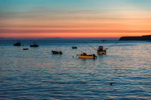 Paesaggio marino, barche al tramonto — Foto Stock