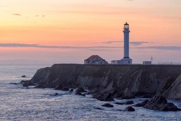 Gün batımında deniz manzarası. Sahildeki deniz feneri — Stok fotoğraf