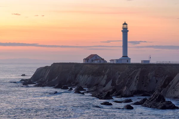 A paisagem marinha ao pôr-do-sol. Farol na costa — Fotografia de Stock