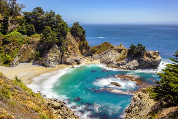 Jemné pláže a falls, pobřeží Pacifiku, Julia Pfeiffer beach — Stock fotografie