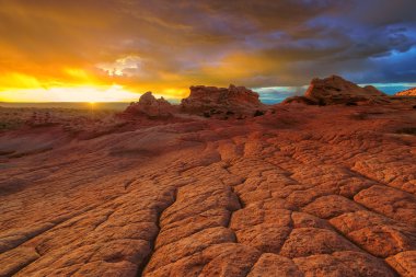 Beyaz ve kırmızı kumtaşı, gün batımında beyaz cep üzerinden Plato