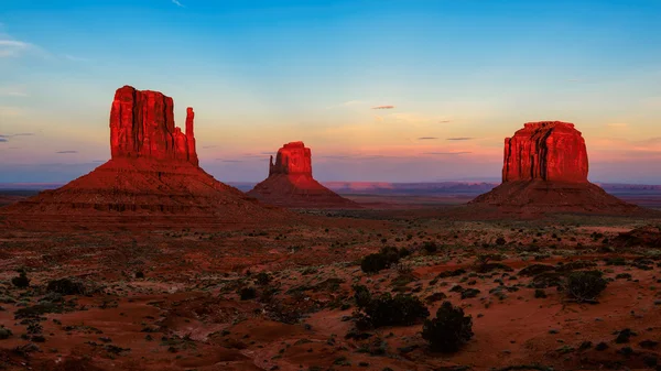 A híres Buttes Monument Valley, naplemente, Utah, Amerikai Egyesült Államok — Stock Fotó